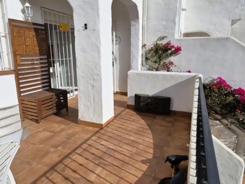 Discover this charming townhouse in Los Altos de Los Monteros, one of the most exclusive residential areas in East Marbella. With a south-facing orientation offering panoramic views of Marbella Bay, this property combines elegance, natural light, and an i