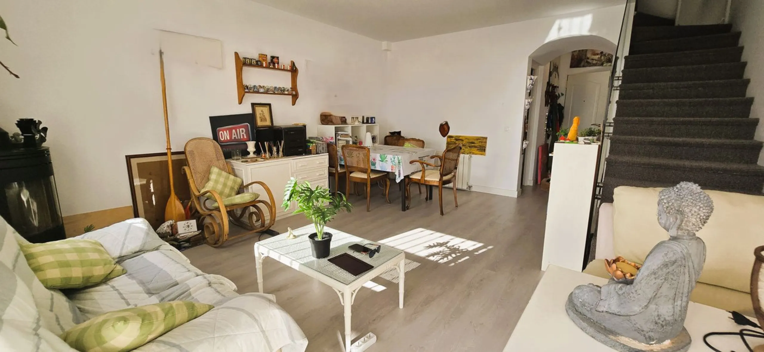 Discover this charming townhouse in Los Altos de Los Monteros, one of the most exclusive residential areas in East Marbella. With a south-facing orientation offering panoramic views of Marbella Bay, this property combines elegance, natural light, and an i