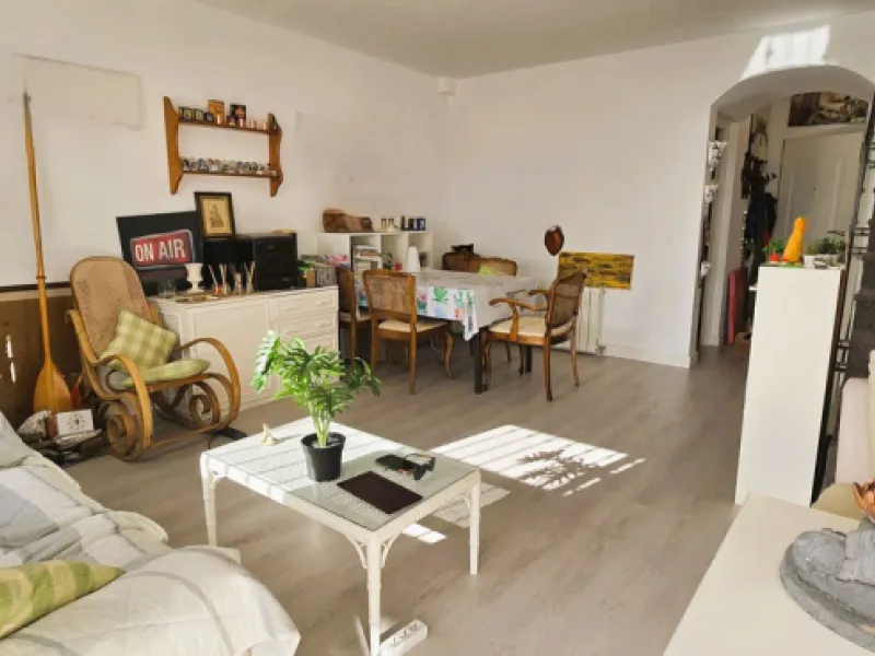 Discover this charming townhouse in Los Altos de Los Monteros, one of the most exclusive residential areas in East Marbella. With a south-facing orientation offering panoramic views of Marbella Bay, this property combines elegance, natural light, and an i