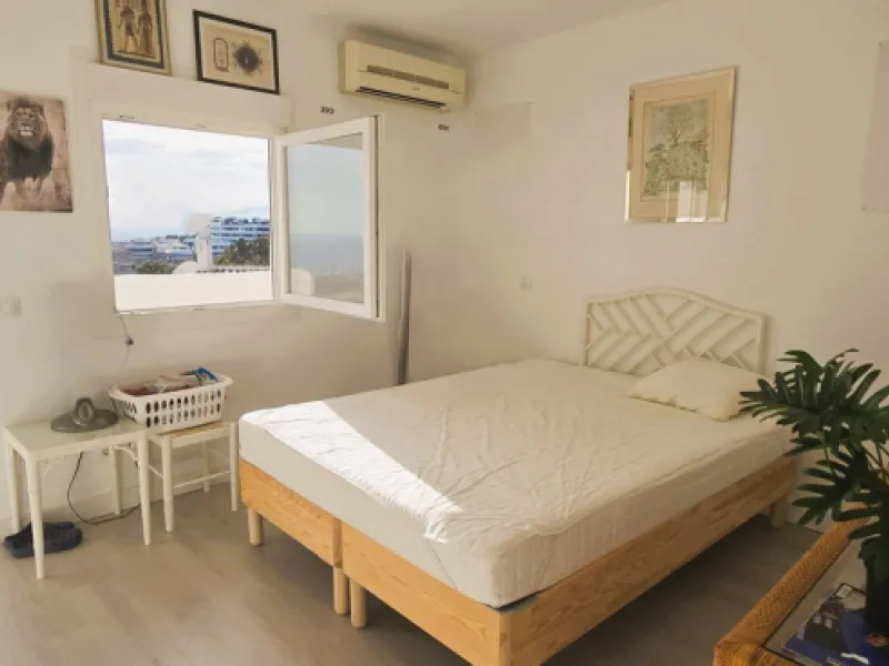 Discover this charming townhouse in Los Altos de Los Monteros, one of the most exclusive residential areas in East Marbella. With a south-facing orientation offering panoramic views of Marbella Bay, this property combines elegance, natural light, and an i