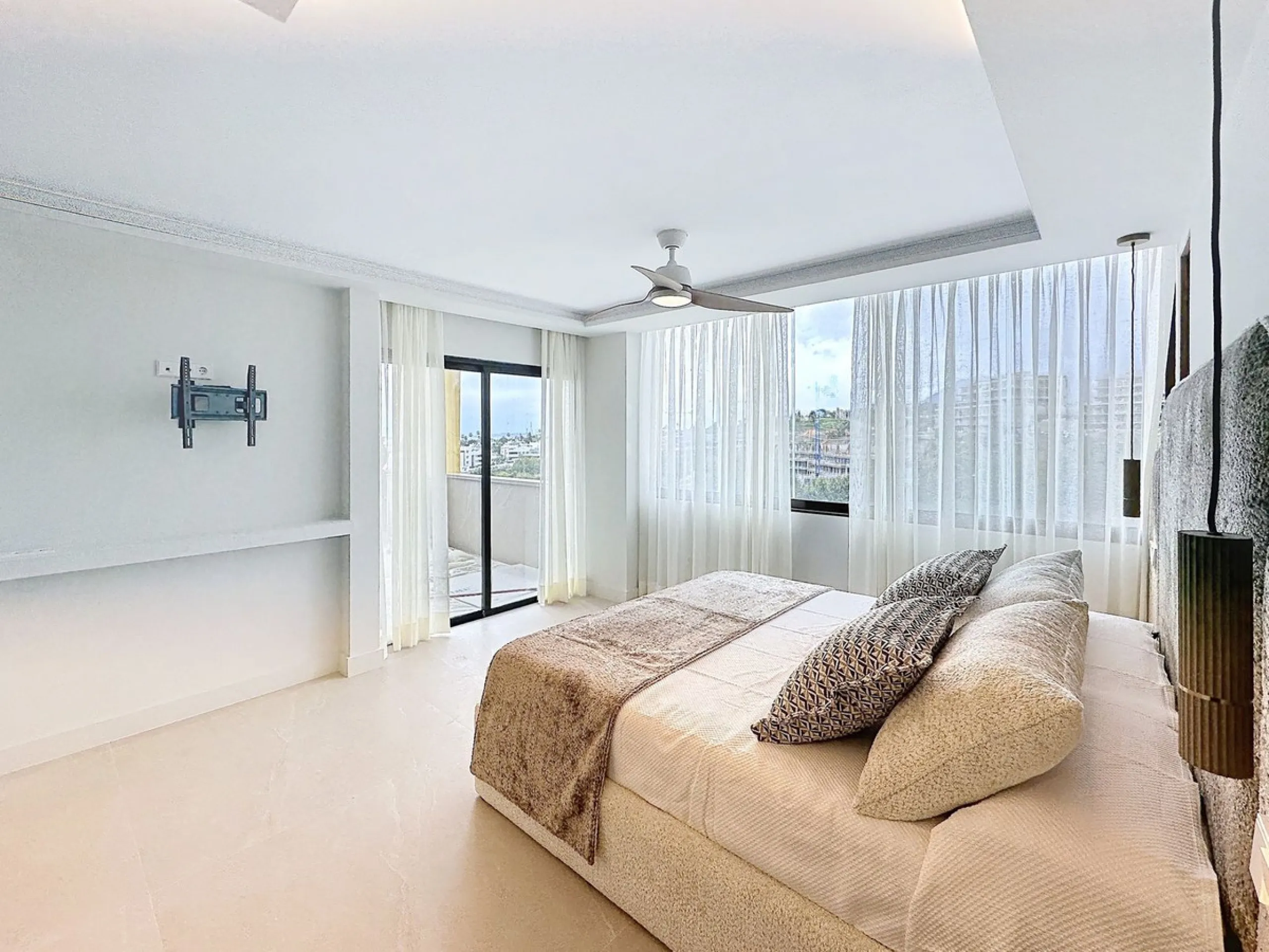 Imagine waking up each morning to soft Mediterranean light streaming through the windows, the calm of a beautifully maintained community, and the sea breeze accompanying your first coffee of the day. All of this from a spacious glass-enclosed terrace with