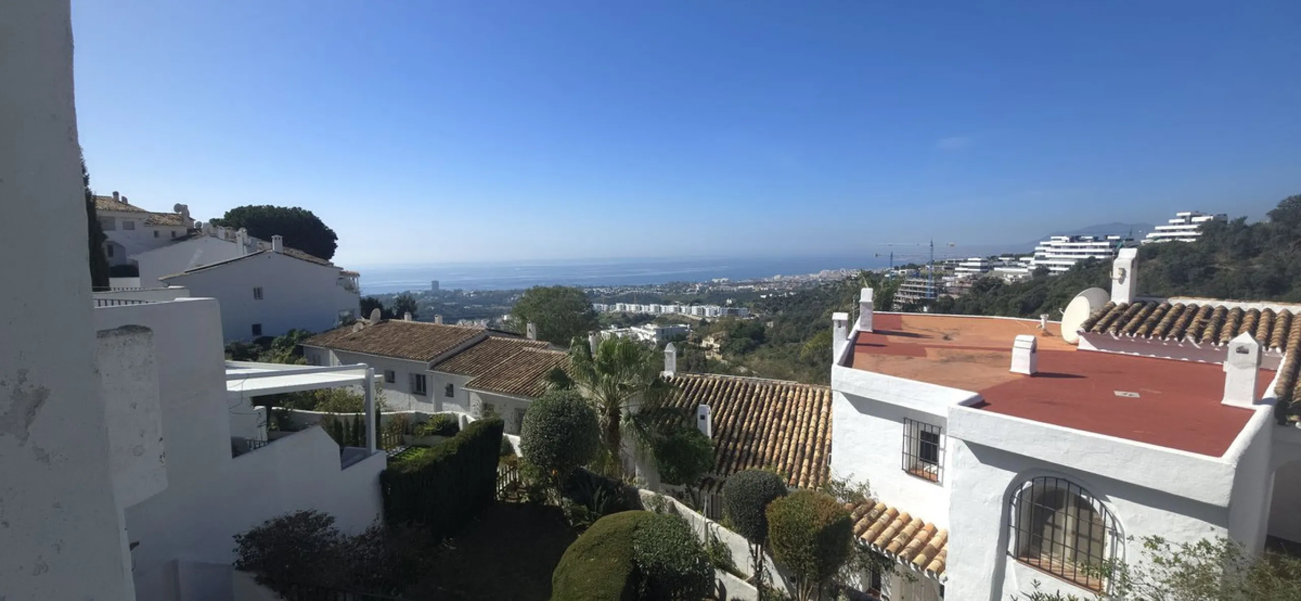 Discover this charming townhouse in Los Altos de Los Monteros, one of the most exclusive residential areas in East Marbella. With a south-facing orientation offering panoramic views of Marbella Bay, this property combines elegance, natural light, and an i