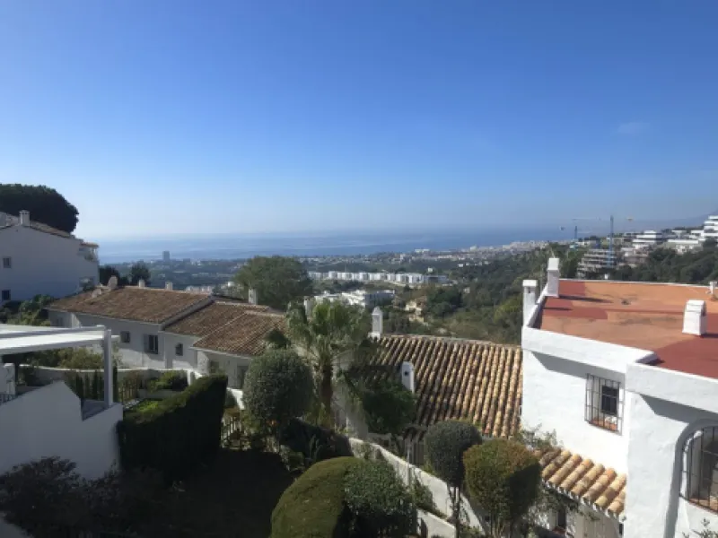 Discover this charming townhouse in Los Altos de Los Monteros, one of the most exclusive residential areas in East Marbella. With a south-facing orientation offering panoramic views of Marbella Bay, this property combines elegance, natural light, and an i
