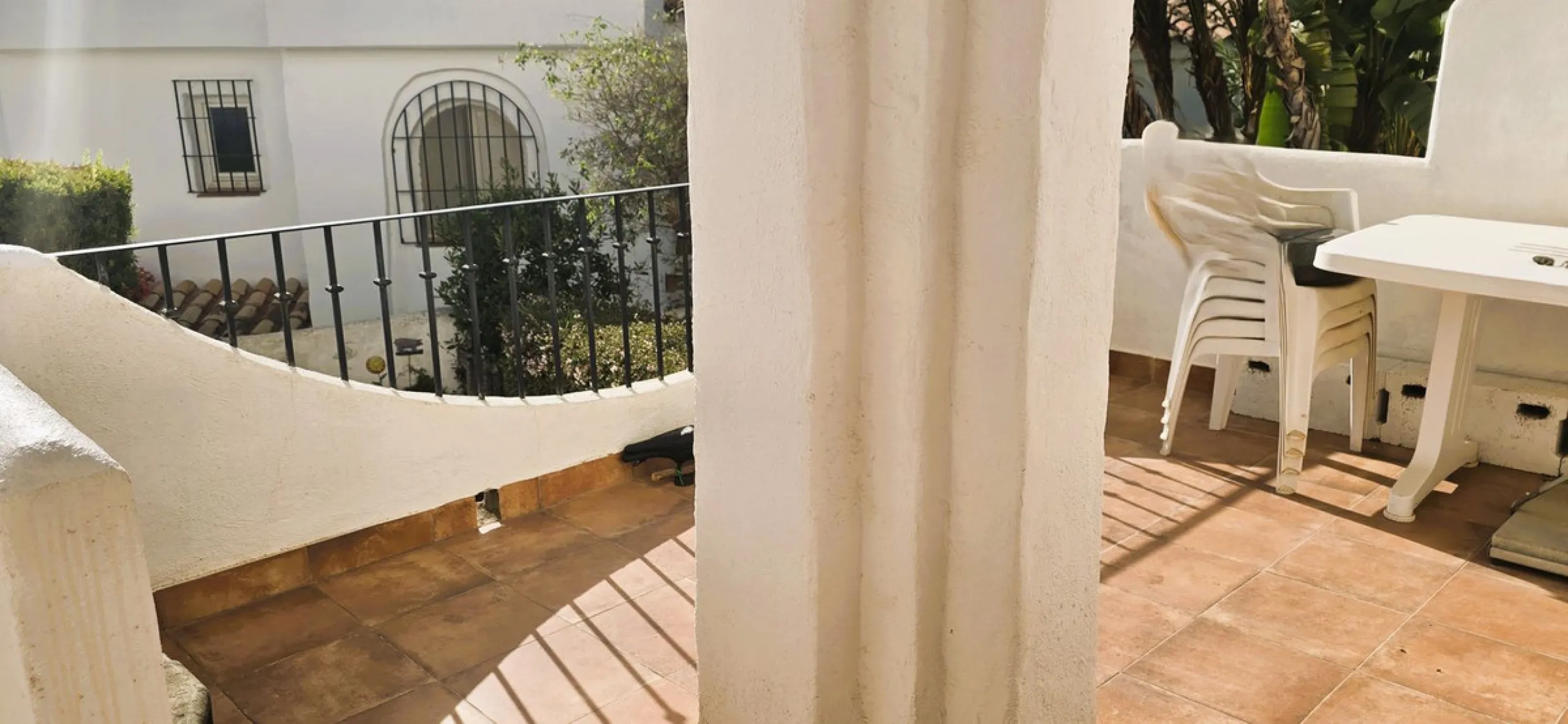 Discover this charming townhouse in Los Altos de Los Monteros, one of the most exclusive residential areas in East Marbella. With a south-facing orientation offering panoramic views of Marbella Bay, this property combines elegance, natural light, and an i