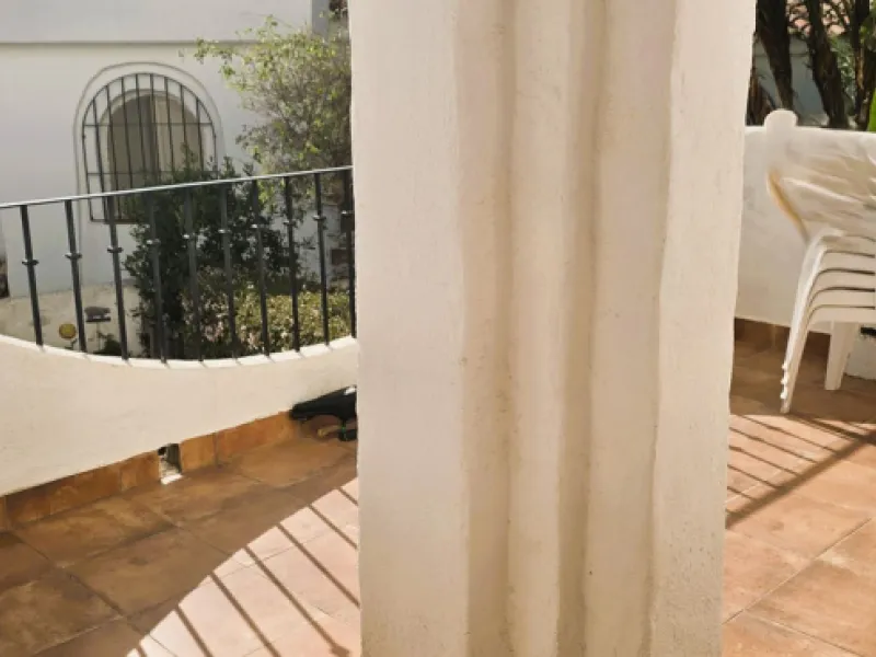 Discover this charming townhouse in Los Altos de Los Monteros, one of the most exclusive residential areas in East Marbella. With a south-facing orientation offering panoramic views of Marbella Bay, this property combines elegance, natural light, and an i