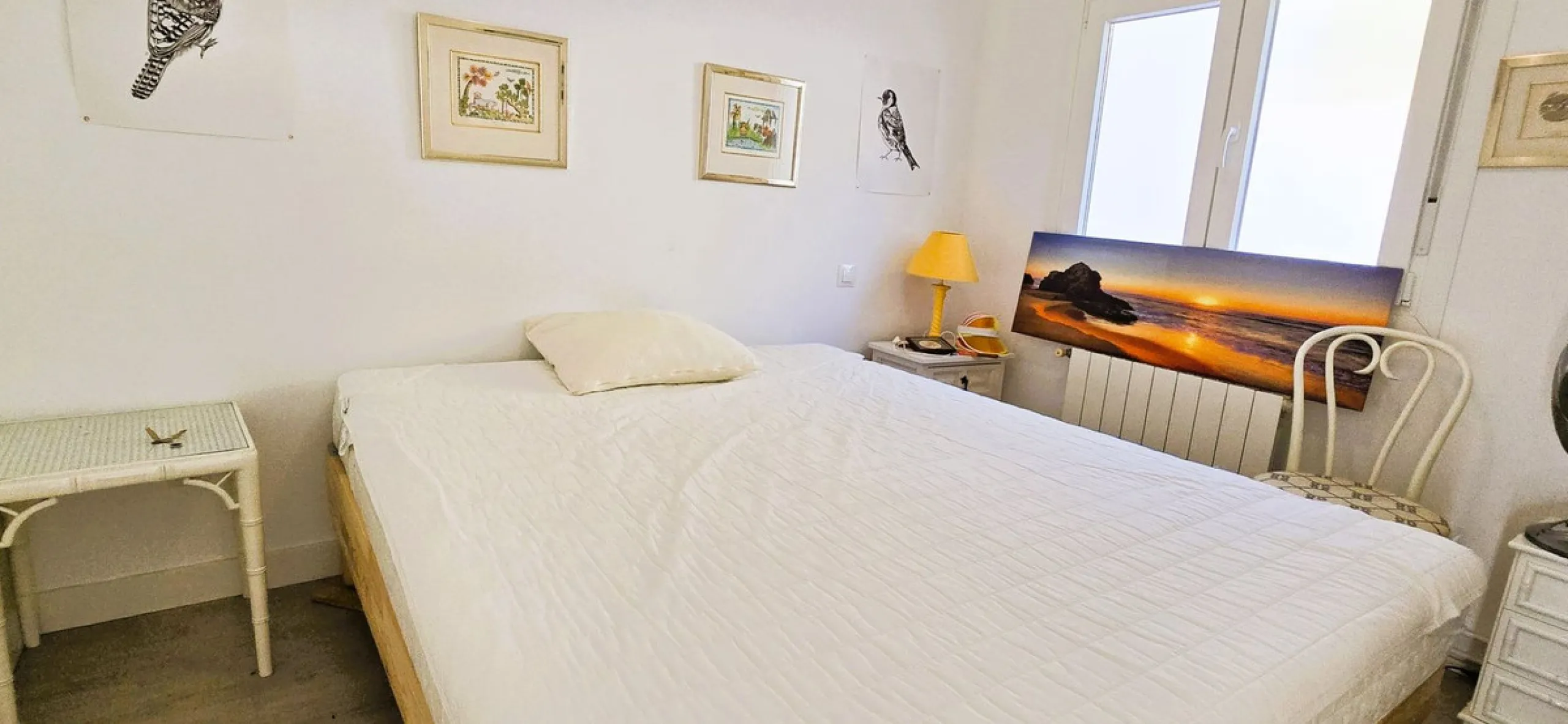 Discover this charming townhouse in Los Altos de Los Monteros, one of the most exclusive residential areas in East Marbella. With a south-facing orientation offering panoramic views of Marbella Bay, this property combines elegance, natural light, and an i