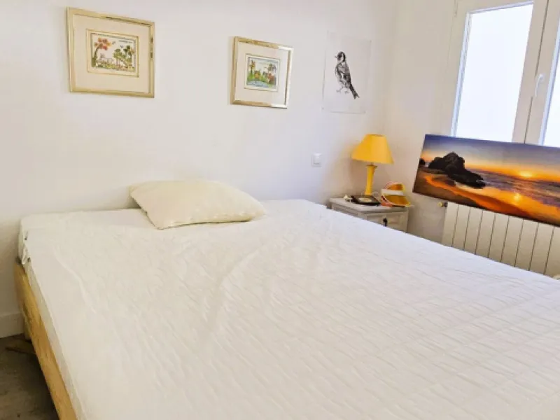 Discover this charming townhouse in Los Altos de Los Monteros, one of the most exclusive residential areas in East Marbella. With a south-facing orientation offering panoramic views of Marbella Bay, this property combines elegance, natural light, and an i