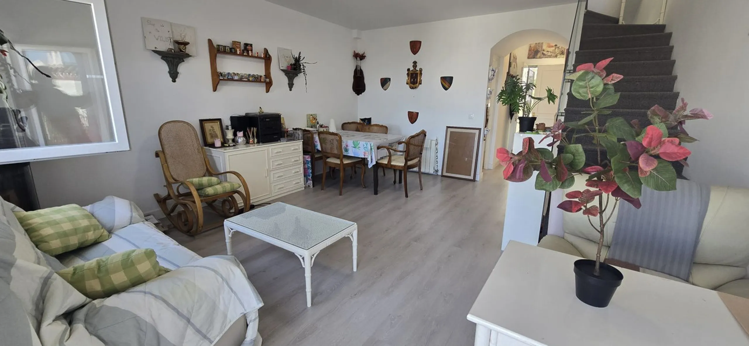Discover this charming townhouse in Los Altos de Los Monteros, one of the most exclusive residential areas in East Marbella. With a south-facing orientation offering panoramic views of Marbella Bay, this property combines elegance, natural light, and an i