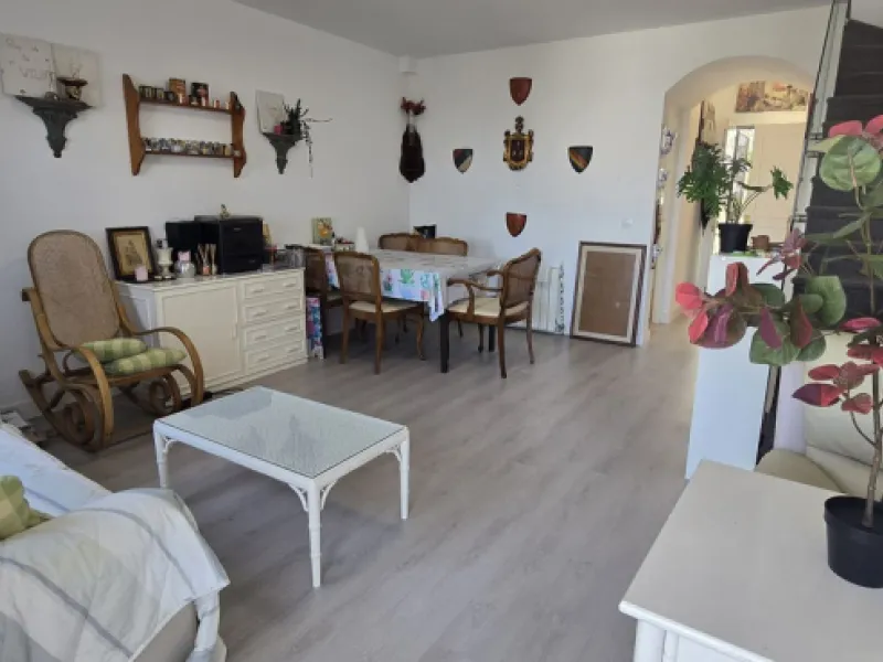 Discover this charming townhouse in Los Altos de Los Monteros, one of the most exclusive residential areas in East Marbella. With a south-facing orientation offering panoramic views of Marbella Bay, this property combines elegance, natural light, and an i