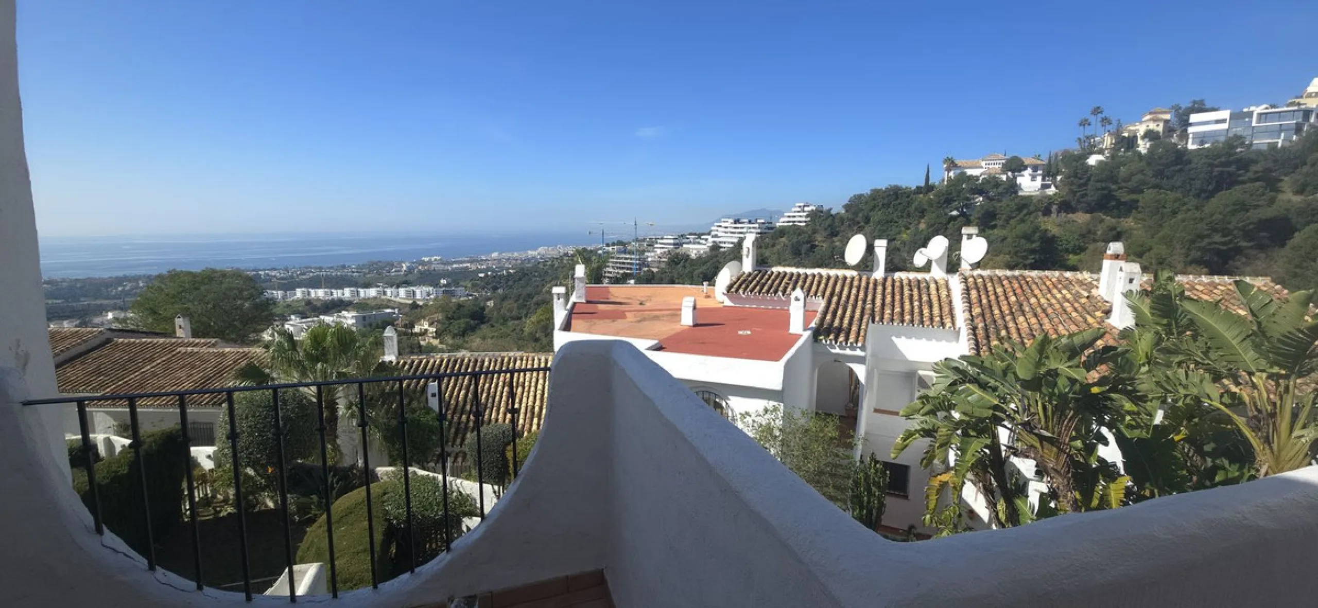 Discover this charming townhouse in Los Altos de Los Monteros, one of the most exclusive residential areas in East Marbella. With a south-facing orientation offering panoramic views of Marbella Bay, this property combines elegance, natural light, and an i