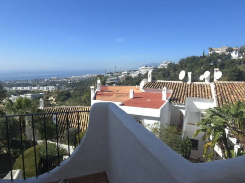 Discover this charming townhouse in Los Altos de Los Monteros, one of the most exclusive residential areas in East Marbella. With a south-facing orientation offering panoramic views of Marbella Bay, this property combines elegance, natural light, and an i