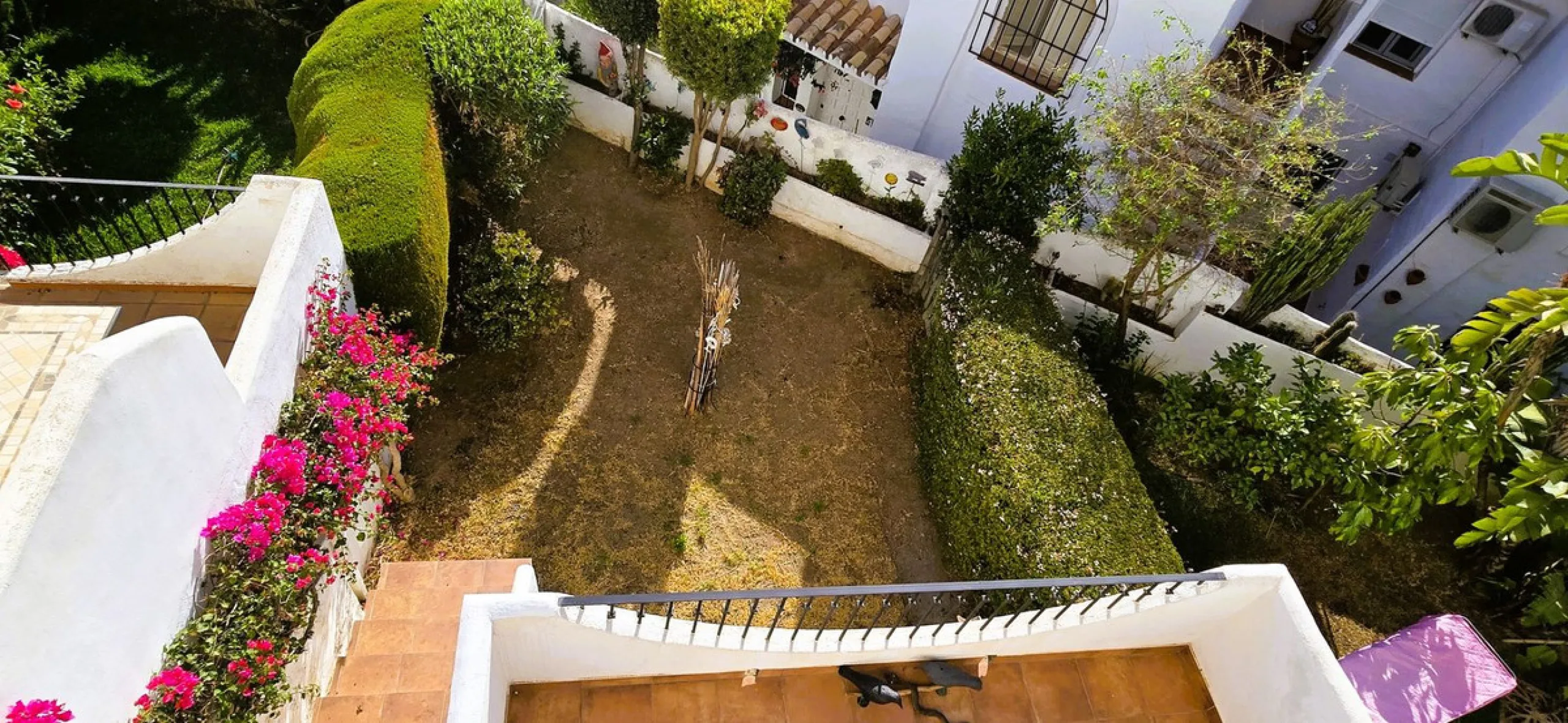 Discover this charming townhouse in Los Altos de Los Monteros, one of the most exclusive residential areas in East Marbella. With a south-facing orientation offering panoramic views of Marbella Bay, this property combines elegance, natural light, and an i