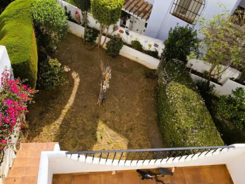 Discover this charming townhouse in Los Altos de Los Monteros, one of the most exclusive residential areas in East Marbella. With a south-facing orientation offering panoramic views of Marbella Bay, this property combines elegance, natural light, and an i