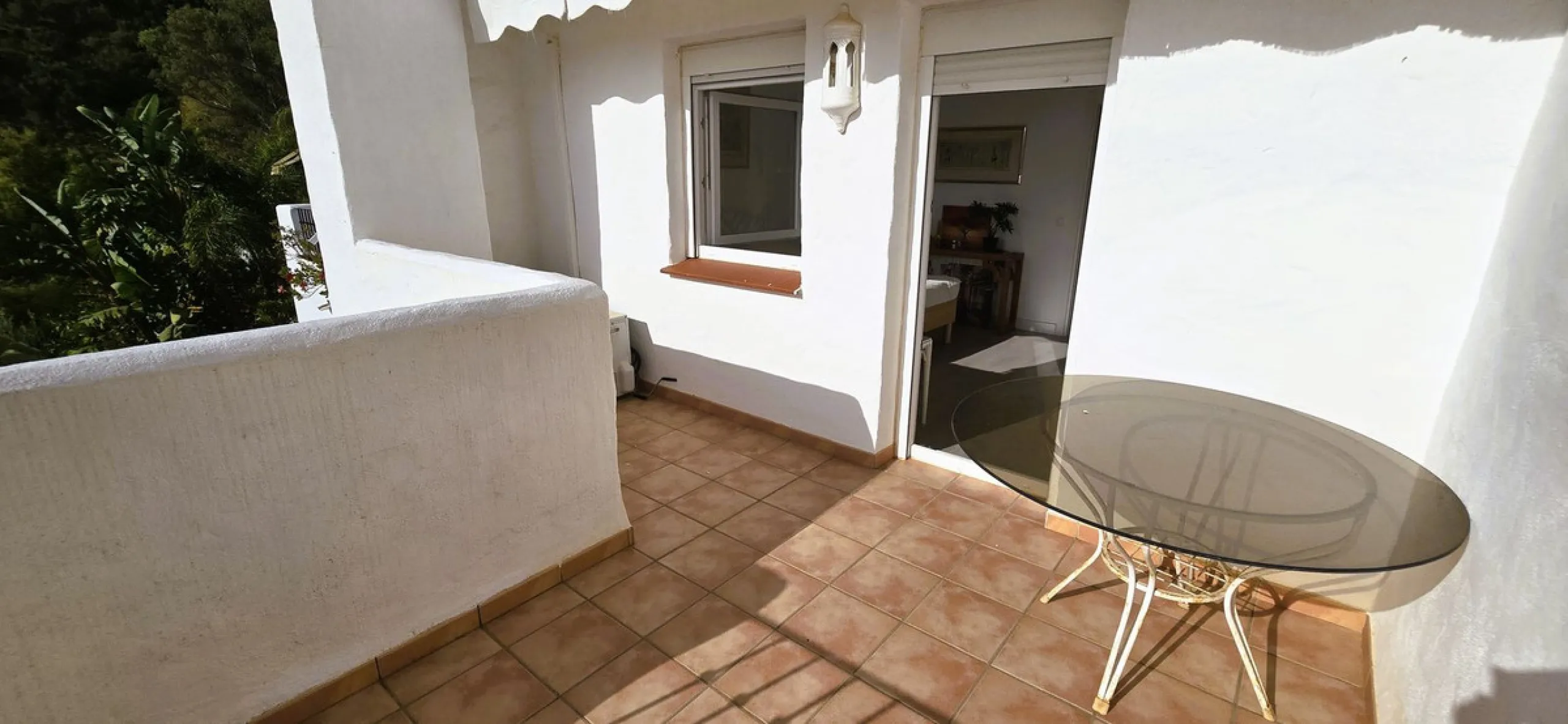 Discover this charming townhouse in Los Altos de Los Monteros, one of the most exclusive residential areas in East Marbella. With a south-facing orientation offering panoramic views of Marbella Bay, this property combines elegance, natural light, and an i