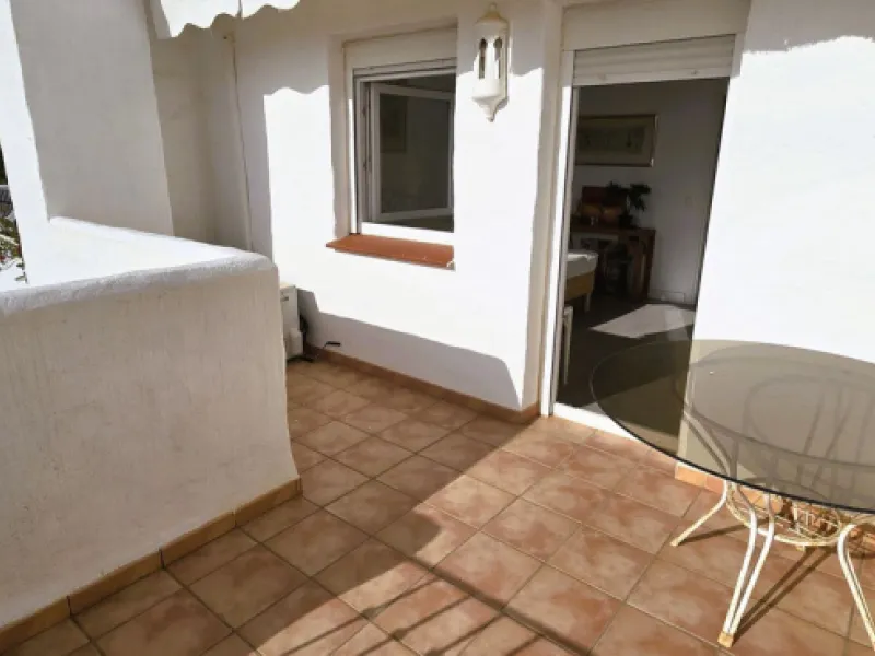 Discover this charming townhouse in Los Altos de Los Monteros, one of the most exclusive residential areas in East Marbella. With a south-facing orientation offering panoramic views of Marbella Bay, this property combines elegance, natural light, and an i
