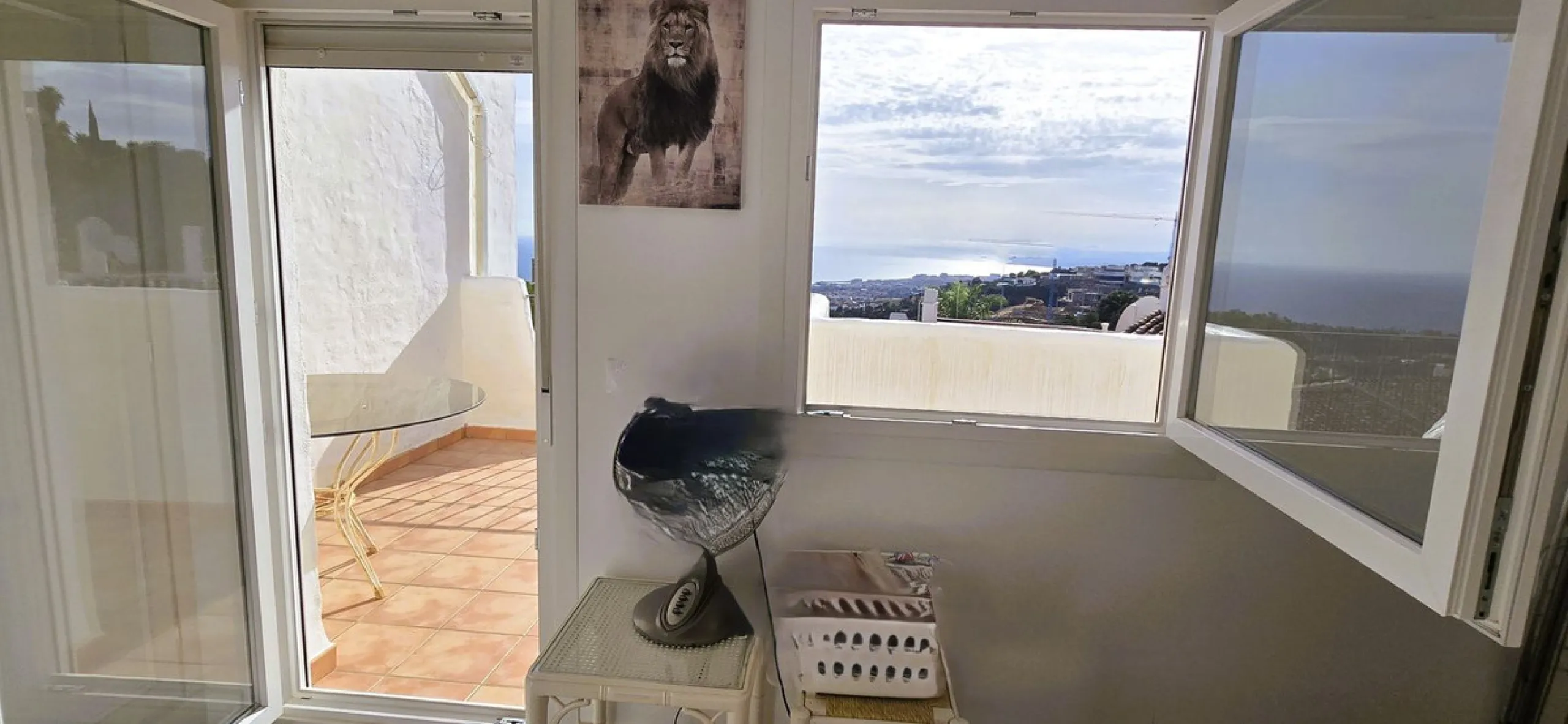 Discover this charming townhouse in Los Altos de Los Monteros, one of the most exclusive residential areas in East Marbella. With a south-facing orientation offering panoramic views of Marbella Bay, this property combines elegance, natural light, and an i