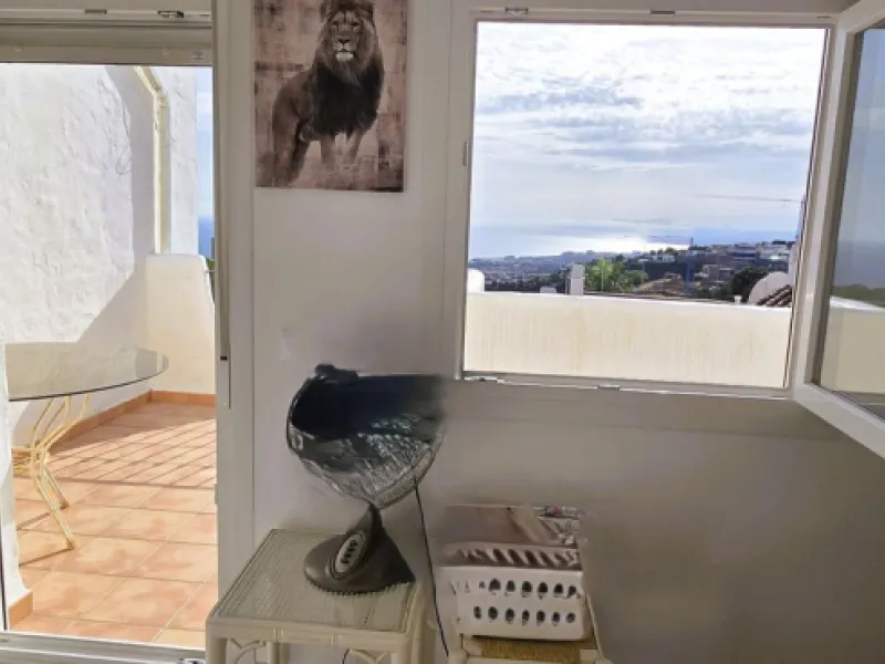 Discover this charming townhouse in Los Altos de Los Monteros, one of the most exclusive residential areas in East Marbella. With a south-facing orientation offering panoramic views of Marbella Bay, this property combines elegance, natural light, and an i