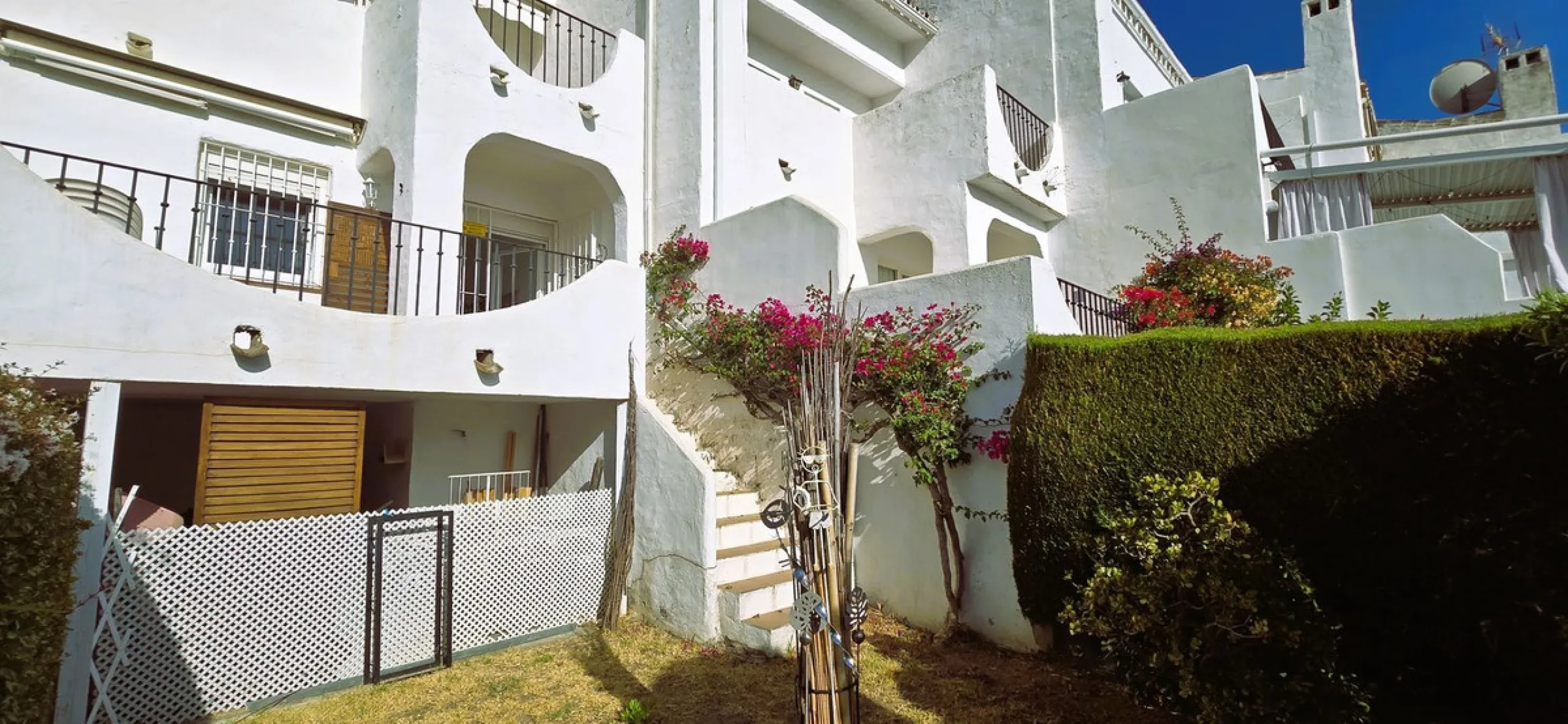 Discover this charming townhouse in Los Altos de Los Monteros, one of the most exclusive residential areas in East Marbella. With a south-facing orientation offering panoramic views of Marbella Bay, this property combines elegance, natural light, and an i