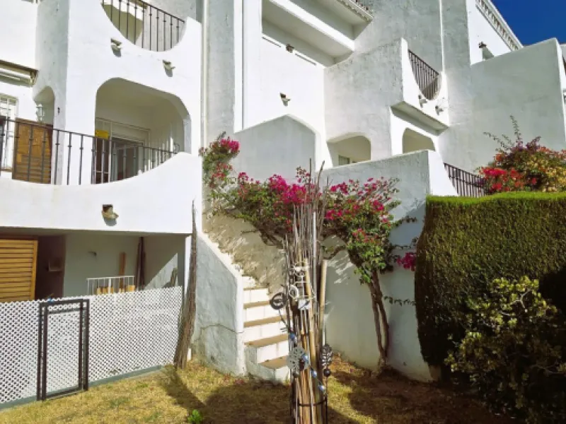 Discover this charming townhouse in Los Altos de Los Monteros, one of the most exclusive residential areas in East Marbella. With a south-facing orientation offering panoramic views of Marbella Bay, this property combines elegance, natural light, and an i