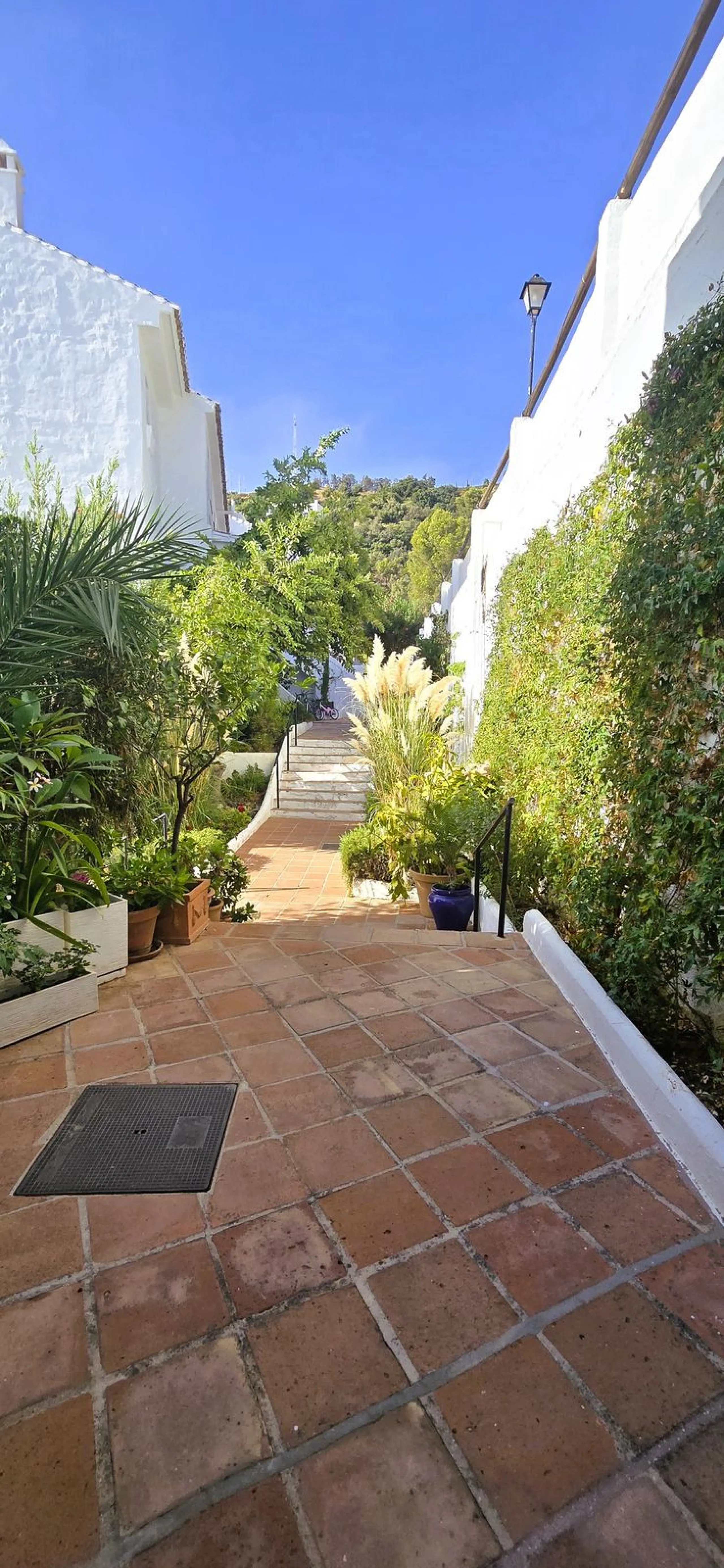 Discover this charming townhouse in Los Altos de Los Monteros, one of the most exclusive residential areas in East Marbella. With a south-facing orientation offering panoramic views of Marbella Bay, this property combines elegance, natural light, and an i