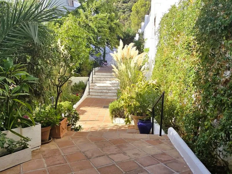 Discover this charming townhouse in Los Altos de Los Monteros, one of the most exclusive residential areas in East Marbella. With a south-facing orientation offering panoramic views of Marbella Bay, this property combines elegance, natural light, and an i