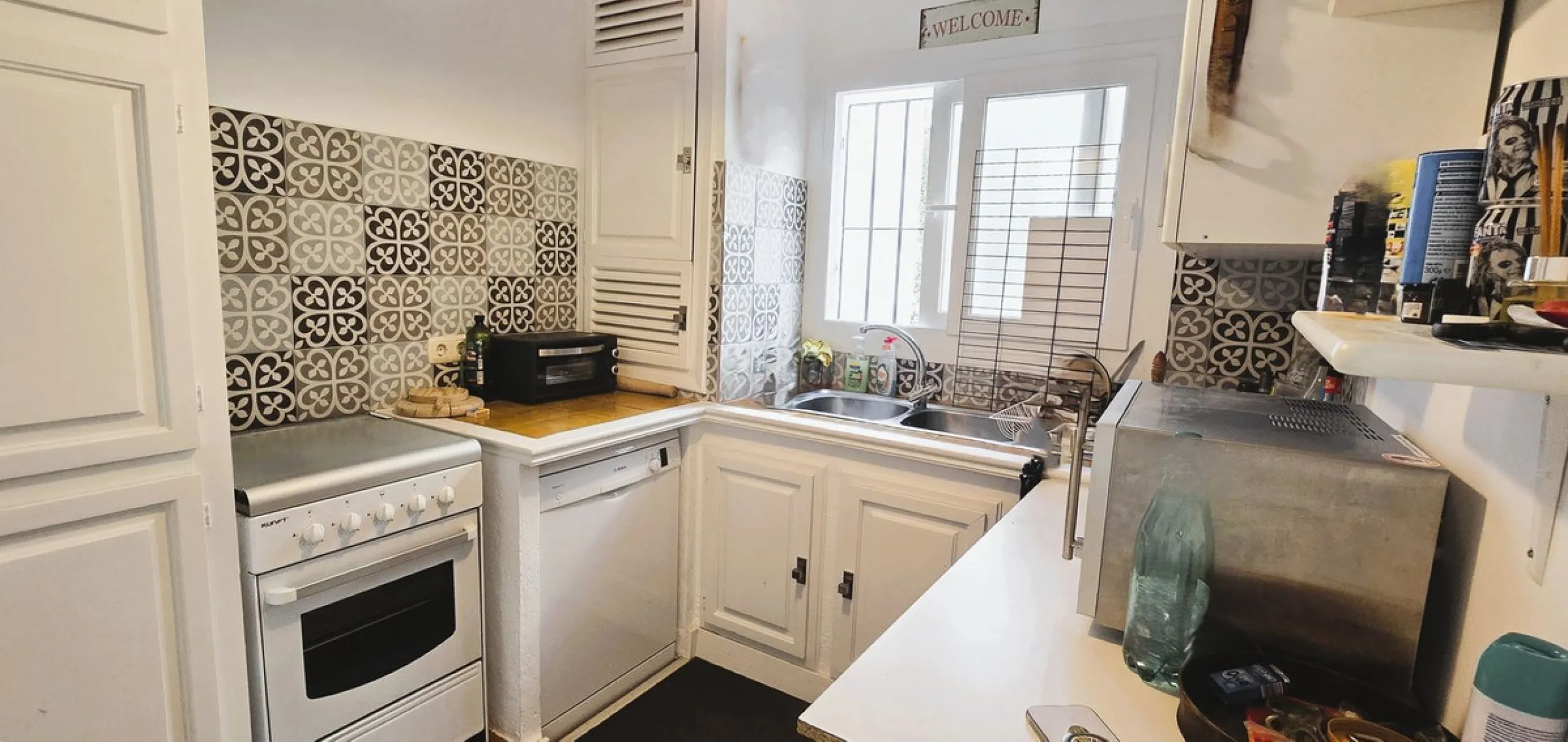 Discover this charming townhouse in Los Altos de Los Monteros, one of the most exclusive residential areas in East Marbella. With a south-facing orientation offering panoramic views of Marbella Bay, this property combines elegance, natural light, and an i