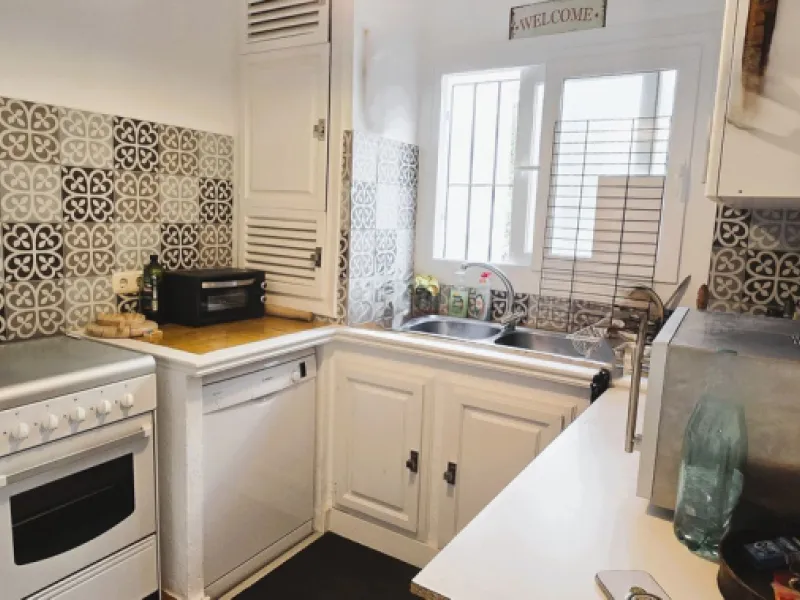 Discover this charming townhouse in Los Altos de Los Monteros, one of the most exclusive residential areas in East Marbella. With a south-facing orientation offering panoramic views of Marbella Bay, this property combines elegance, natural light, and an i