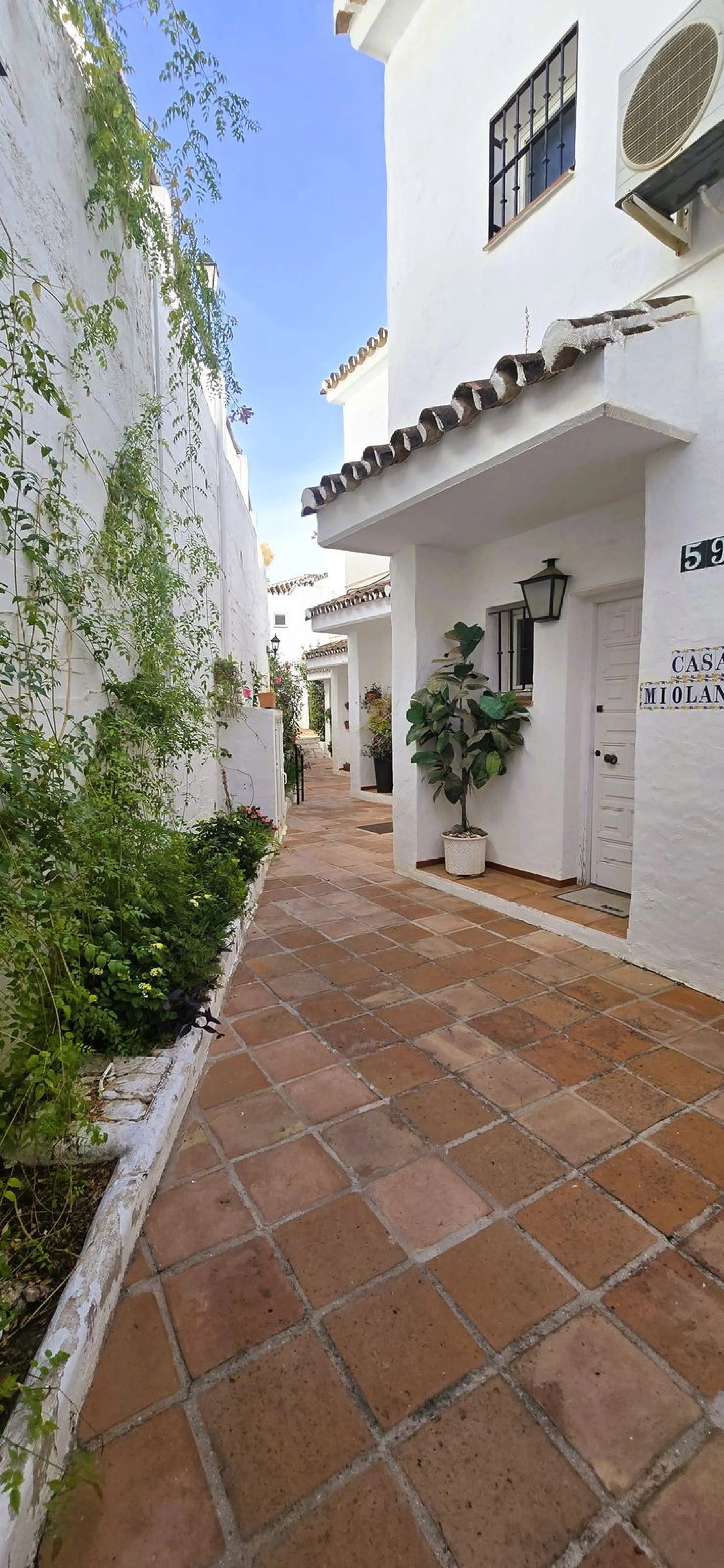 Discover this charming townhouse in Los Altos de Los Monteros, one of the most exclusive residential areas in East Marbella. With a south-facing orientation offering panoramic views of Marbella Bay, this property combines elegance, natural light, and an i