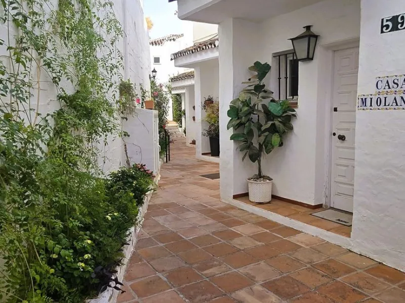 Discover this charming townhouse in Los Altos de Los Monteros, one of the most exclusive residential areas in East Marbella. With a south-facing orientation offering panoramic views of Marbella Bay, this property combines elegance, natural light, and an i
