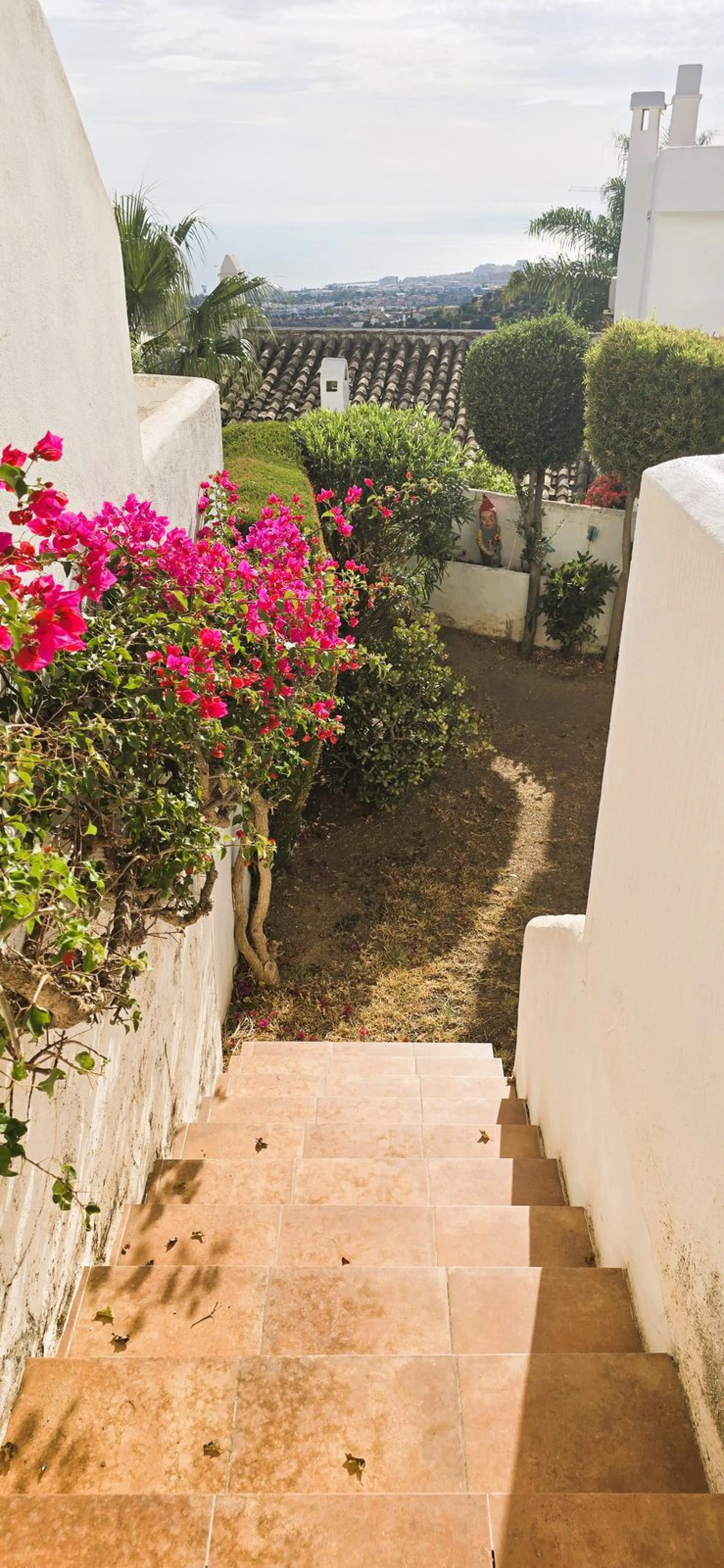 Discover this charming townhouse in Los Altos de Los Monteros, one of the most exclusive residential areas in East Marbella. With a south-facing orientation offering panoramic views of Marbella Bay, this property combines elegance, natural light, and an i