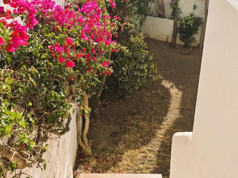 Discover this charming townhouse in Los Altos de Los Monteros, one of the most exclusive residential areas in East Marbella. With a south-facing orientation offering panoramic views of Marbella Bay, this property combines elegance, natural light, and an i