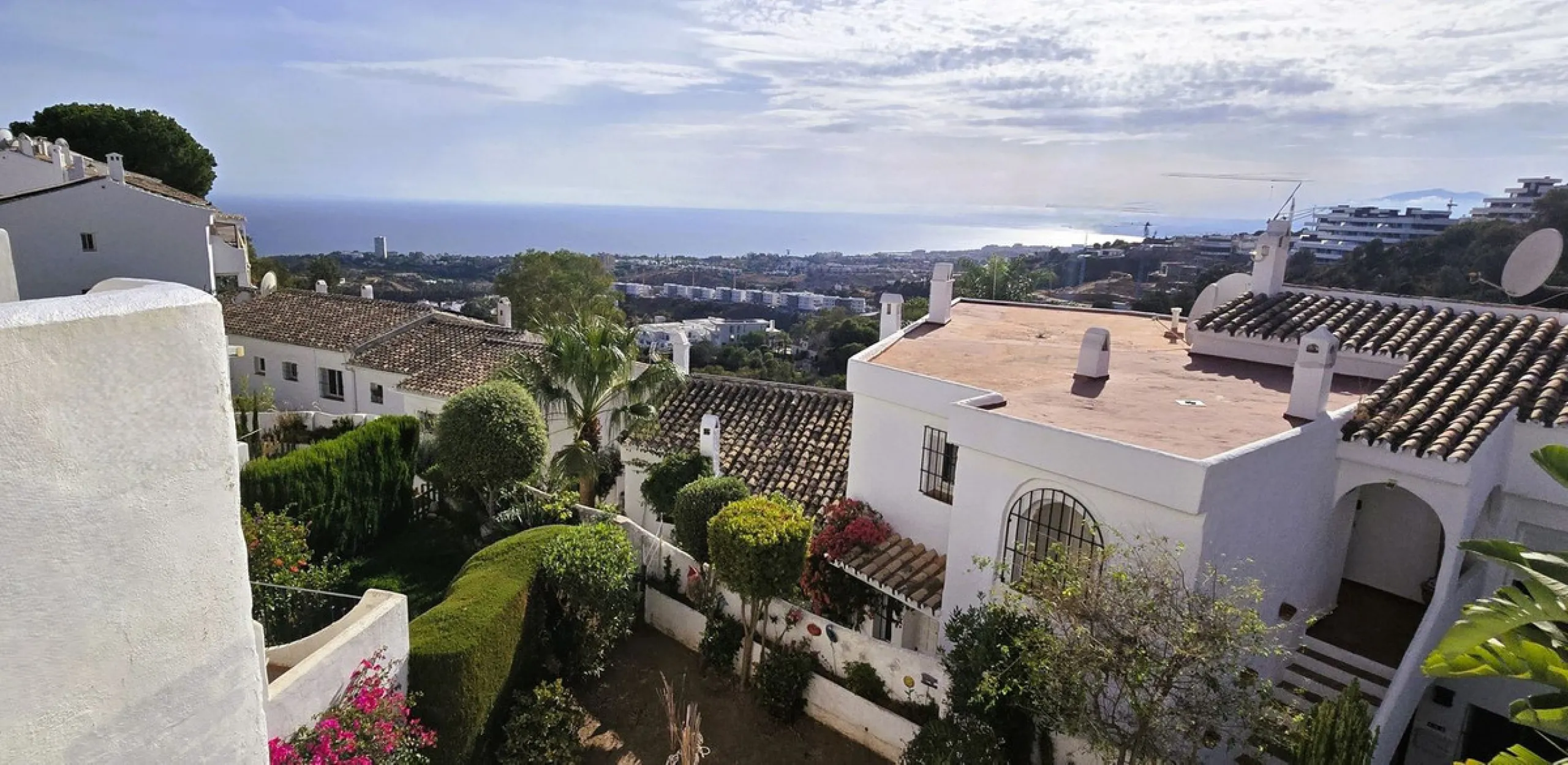 Discover this charming townhouse in Los Altos de Los Monteros, one of the most exclusive residential areas in East Marbella. With a south-facing orientation offering panoramic views of Marbella Bay, this property combines elegance, natural light, and an i