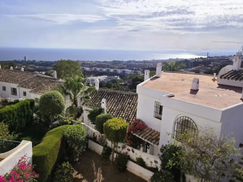 Discover this charming townhouse in Los Altos de Los Monteros, one of the most exclusive residential areas in East Marbella. With a south-facing orientation offering panoramic views of Marbella Bay, this property combines elegance, natural light, and an i
