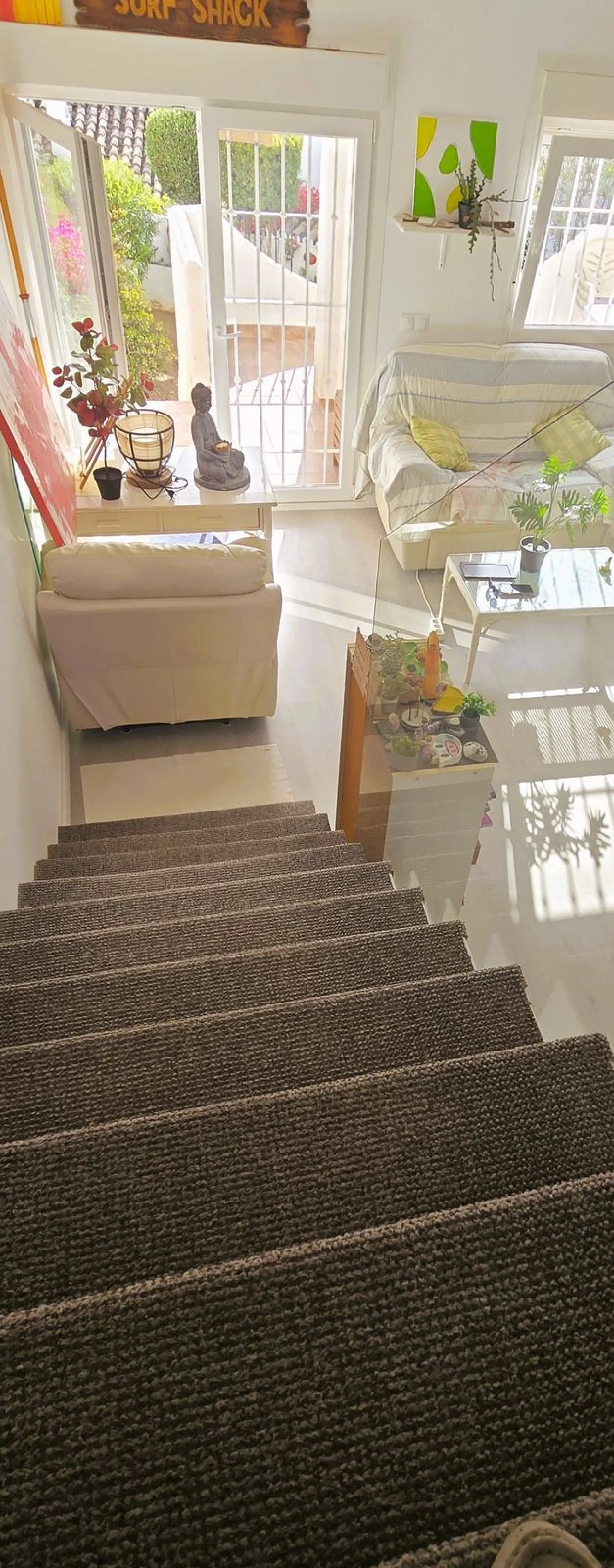 Discover this charming townhouse in Los Altos de Los Monteros, one of the most exclusive residential areas in East Marbella. With a south-facing orientation offering panoramic views of Marbella Bay, this property combines elegance, natural light, and an i
