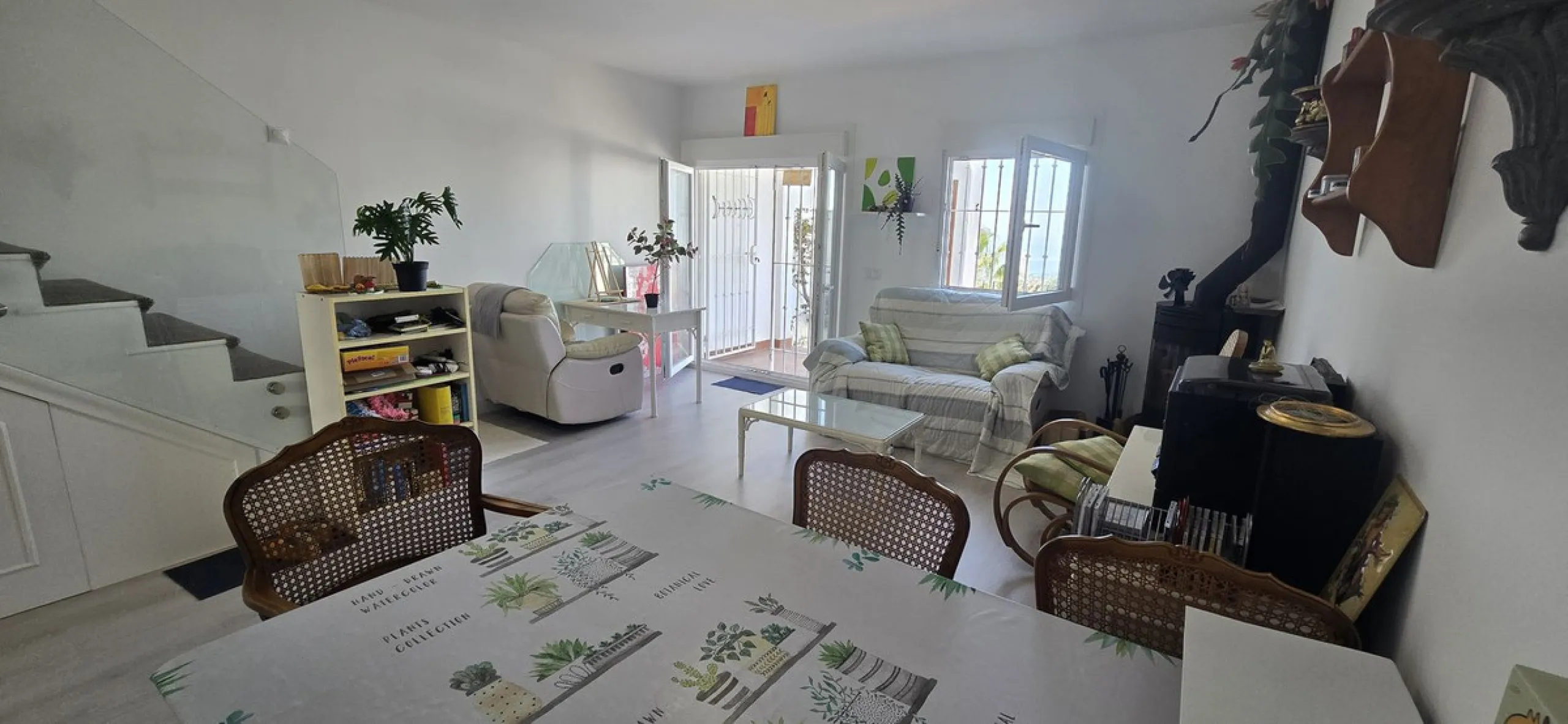 Discover this charming townhouse in Los Altos de Los Monteros, one of the most exclusive residential areas in East Marbella. With a south-facing orientation offering panoramic views of Marbella Bay, this property combines elegance, natural light, and an i