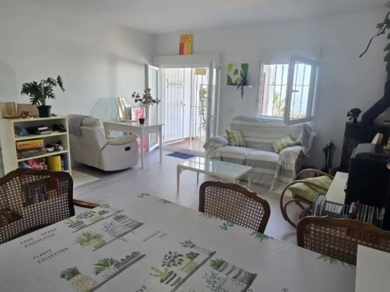 Discover this charming townhouse in Los Altos de Los Monteros, one of the most exclusive residential areas in East Marbella. With a south-facing orientation offering panoramic views of Marbella Bay, this property combines elegance, natural light, and an i