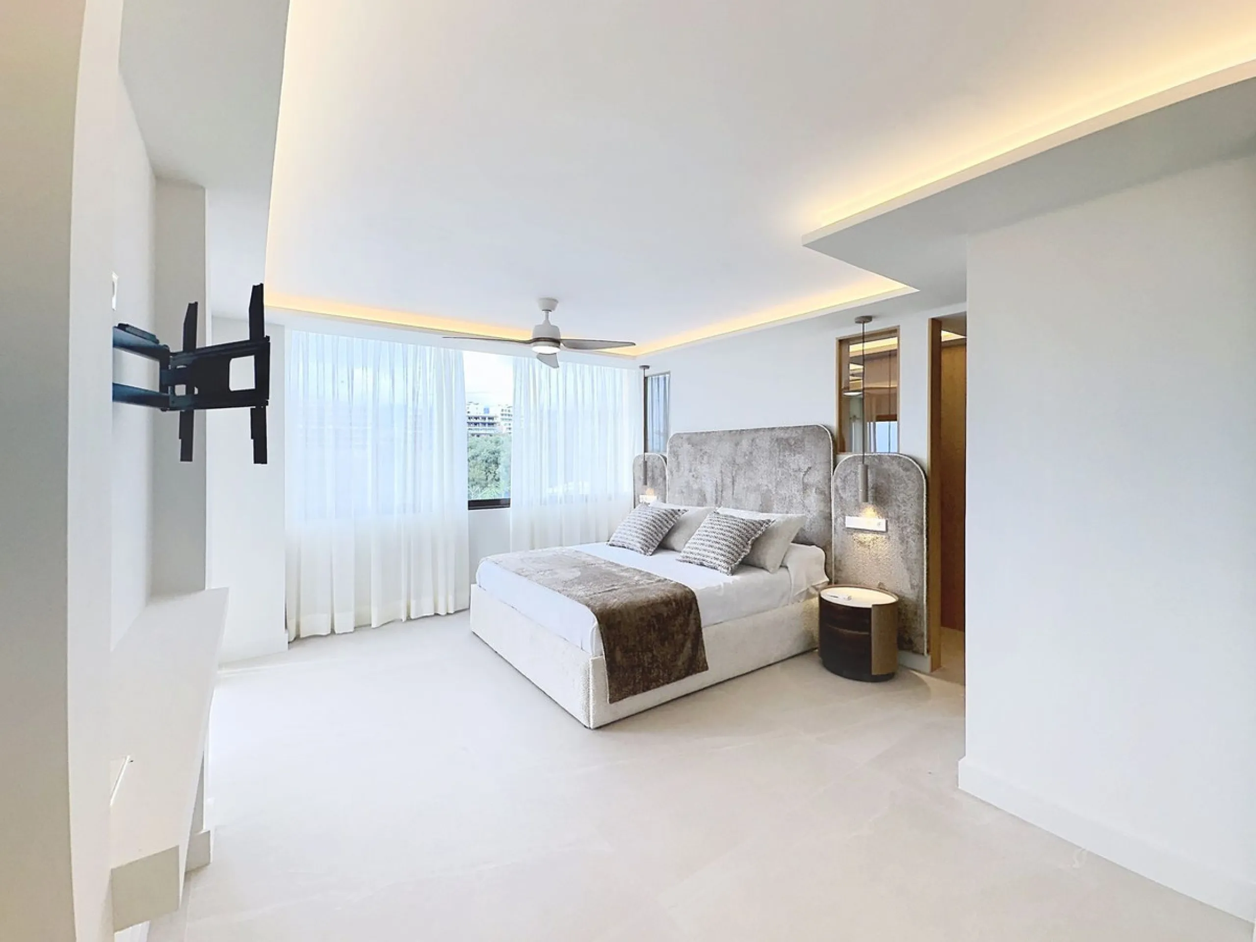 Imagine waking up each morning to soft Mediterranean light streaming through the windows, the calm of a beautifully maintained community, and the sea breeze accompanying your first coffee of the day. All of this from a spacious glass-enclosed terrace with