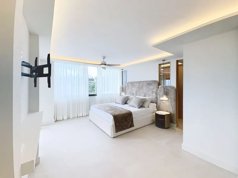 Imagine waking up each morning to soft Mediterranean light streaming through the windows, the calm of a beautifully maintained community, and the sea breeze accompanying your first coffee of the day. All of this from a spacious glass-enclosed terrace with