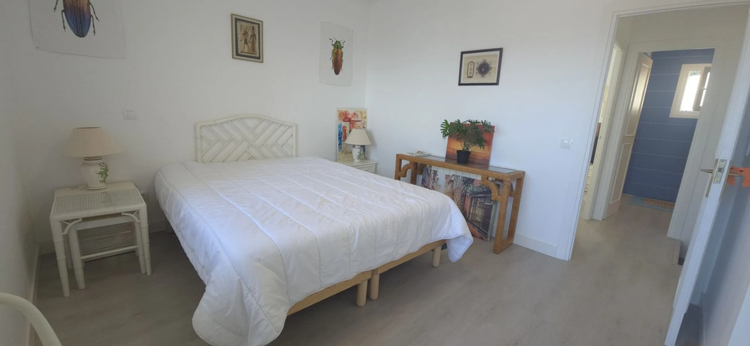 Discover this charming townhouse in Los Altos de Los Monteros, one of the most exclusive residential areas in East Marbella. With a south-facing orientation offering panoramic views of Marbella Bay, this property combines elegance, natural light, and an i