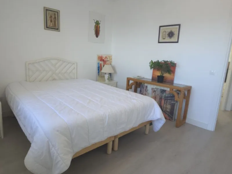 Discover this charming townhouse in Los Altos de Los Monteros, one of the most exclusive residential areas in East Marbella. With a south-facing orientation offering panoramic views of Marbella Bay, this property combines elegance, natural light, and an i