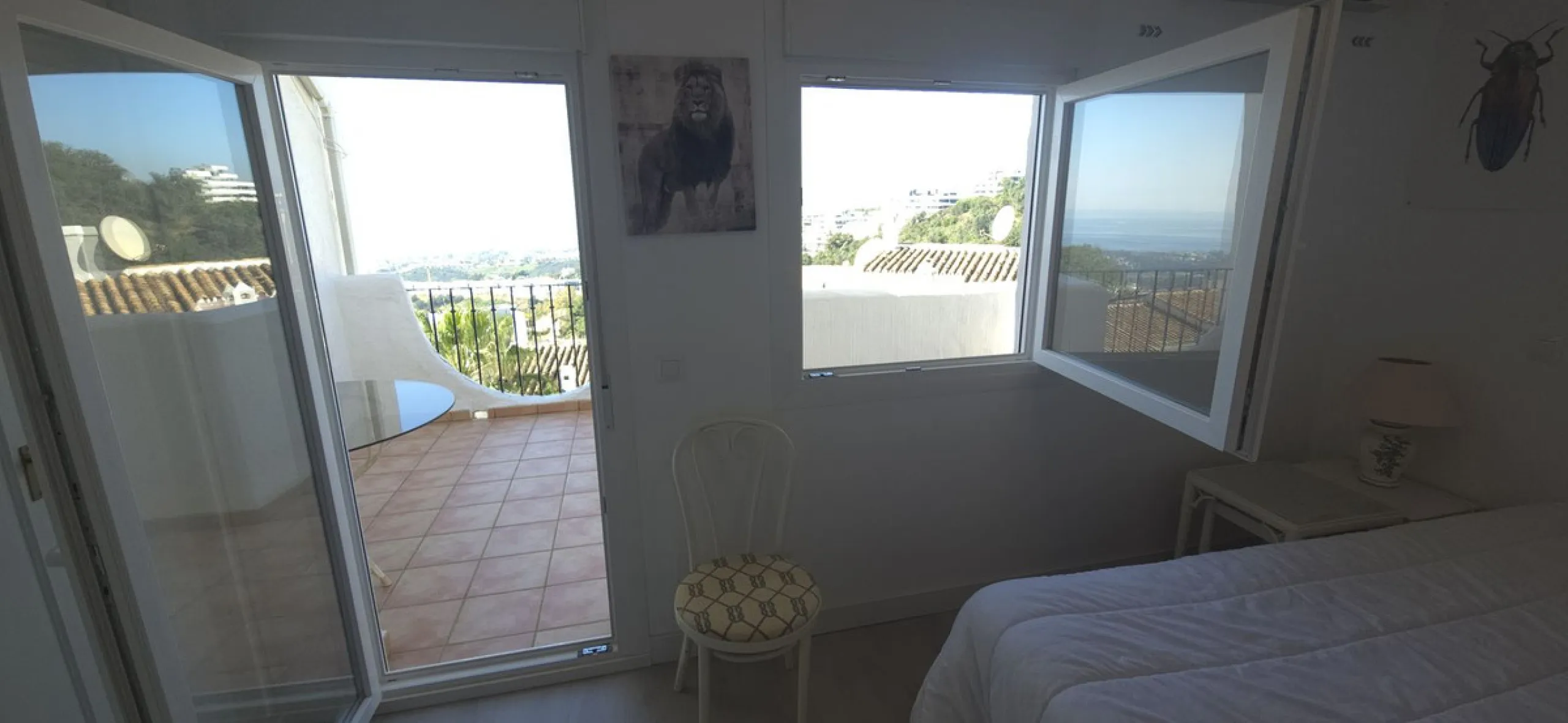 Discover this charming townhouse in Los Altos de Los Monteros, one of the most exclusive residential areas in East Marbella. With a south-facing orientation offering panoramic views of Marbella Bay, this property combines elegance, natural light, and an i
