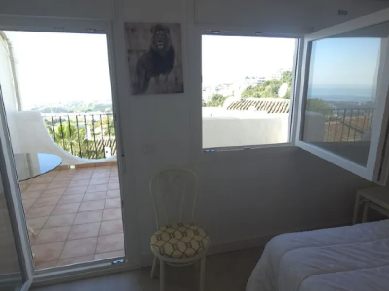 Discover this charming townhouse in Los Altos de Los Monteros, one of the most exclusive residential areas in East Marbella. With a south-facing orientation offering panoramic views of Marbella Bay, this property combines elegance, natural light, and an i