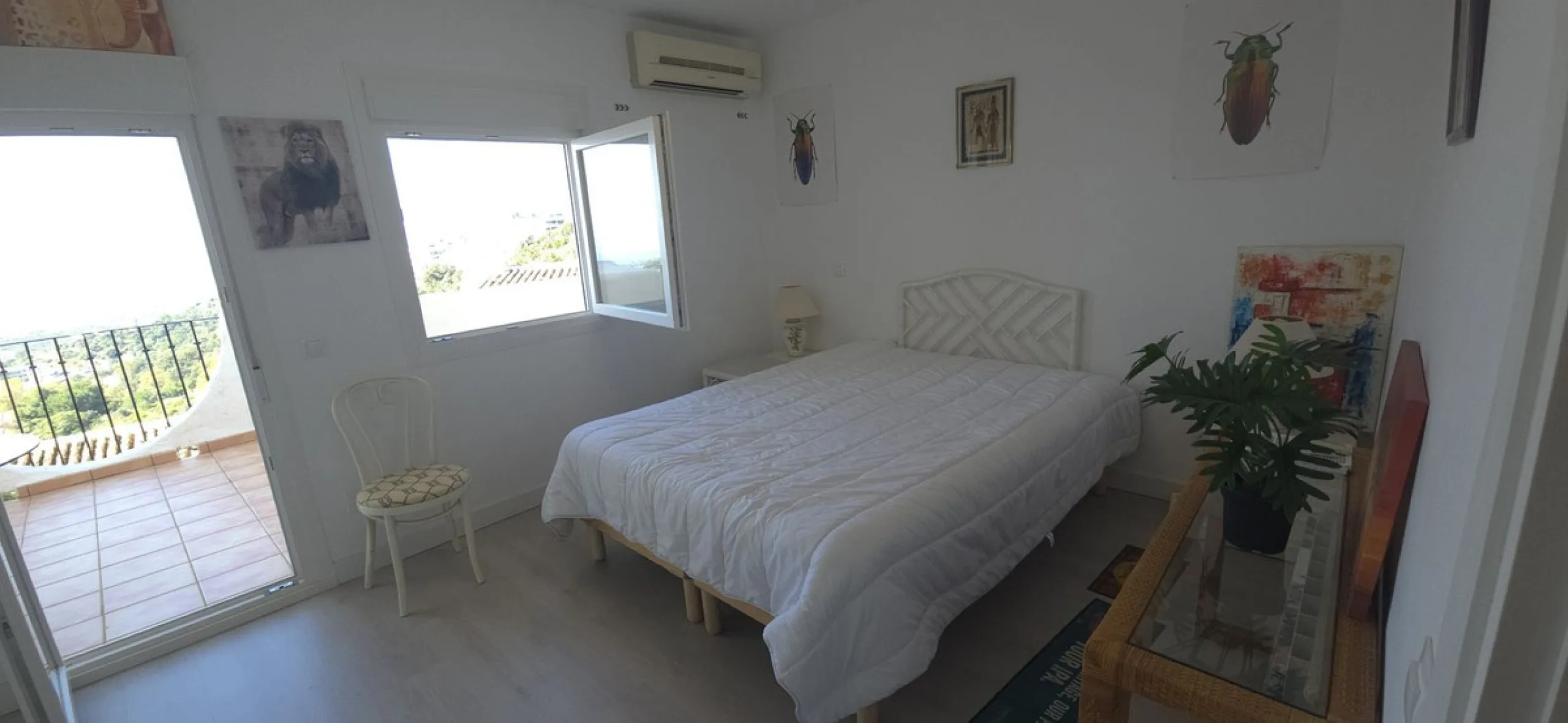 Discover this charming townhouse in Los Altos de Los Monteros, one of the most exclusive residential areas in East Marbella. With a south-facing orientation offering panoramic views of Marbella Bay, this property combines elegance, natural light, and an i