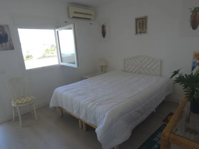 Discover this charming townhouse in Los Altos de Los Monteros, one of the most exclusive residential areas in East Marbella. With a south-facing orientation offering panoramic views of Marbella Bay, this property combines elegance, natural light, and an i