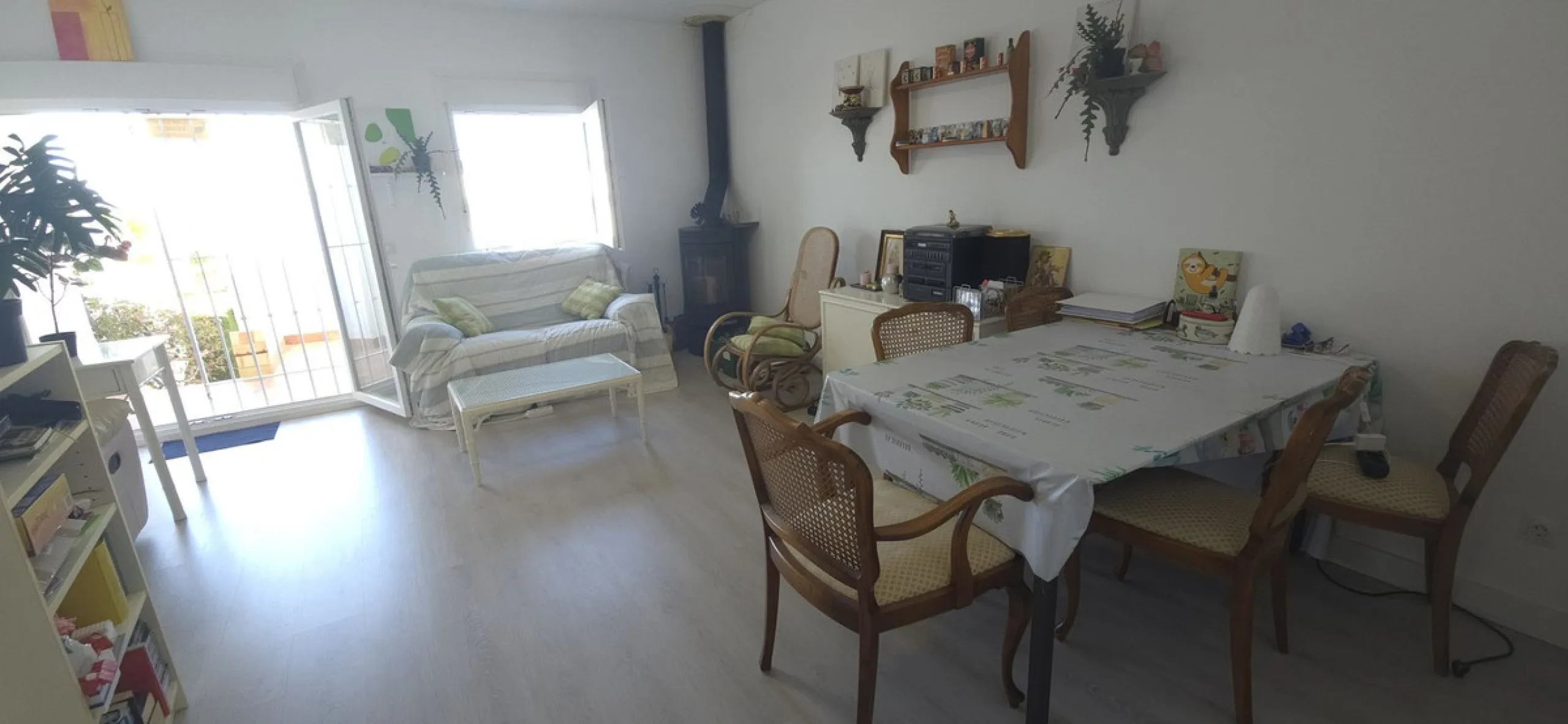 Discover this charming townhouse in Los Altos de Los Monteros, one of the most exclusive residential areas in East Marbella. With a south-facing orientation offering panoramic views of Marbella Bay, this property combines elegance, natural light, and an i