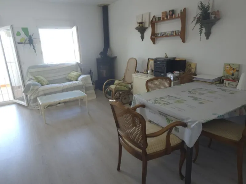 Discover this charming townhouse in Los Altos de Los Monteros, one of the most exclusive residential areas in East Marbella. With a south-facing orientation offering panoramic views of Marbella Bay, this property combines elegance, natural light, and an i