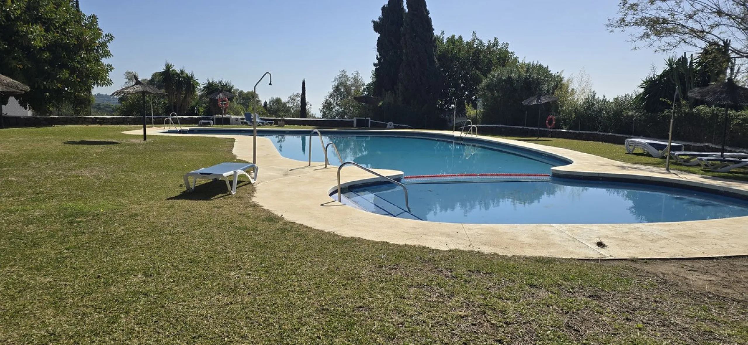 Discover this charming townhouse in Los Altos de Los Monteros, one of the most exclusive residential areas in East Marbella. With a south-facing orientation offering panoramic views of Marbella Bay, this property combines elegance, natural light, and an i