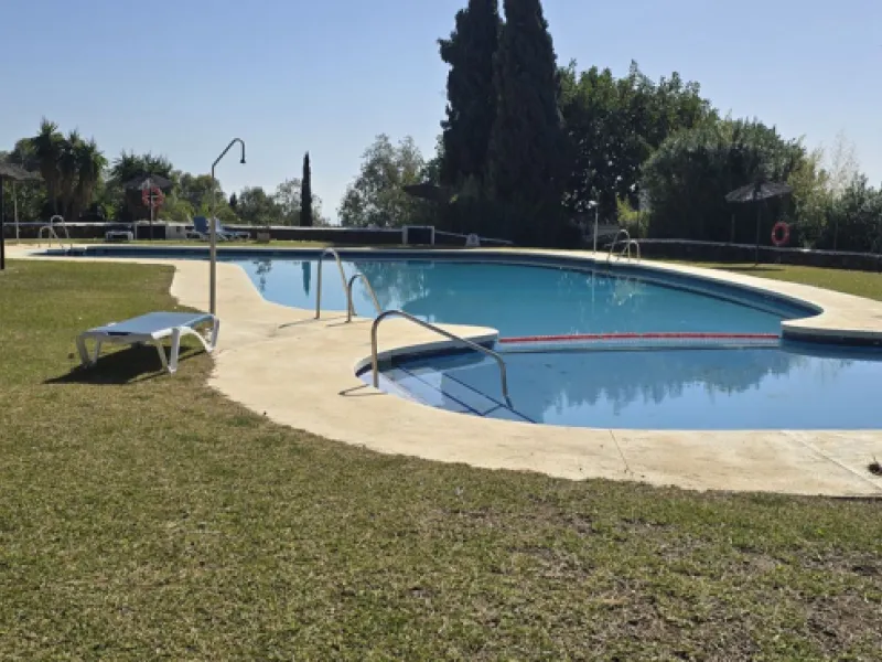 Discover this charming townhouse in Los Altos de Los Monteros, one of the most exclusive residential areas in East Marbella. With a south-facing orientation offering panoramic views of Marbella Bay, this property combines elegance, natural light, and an i