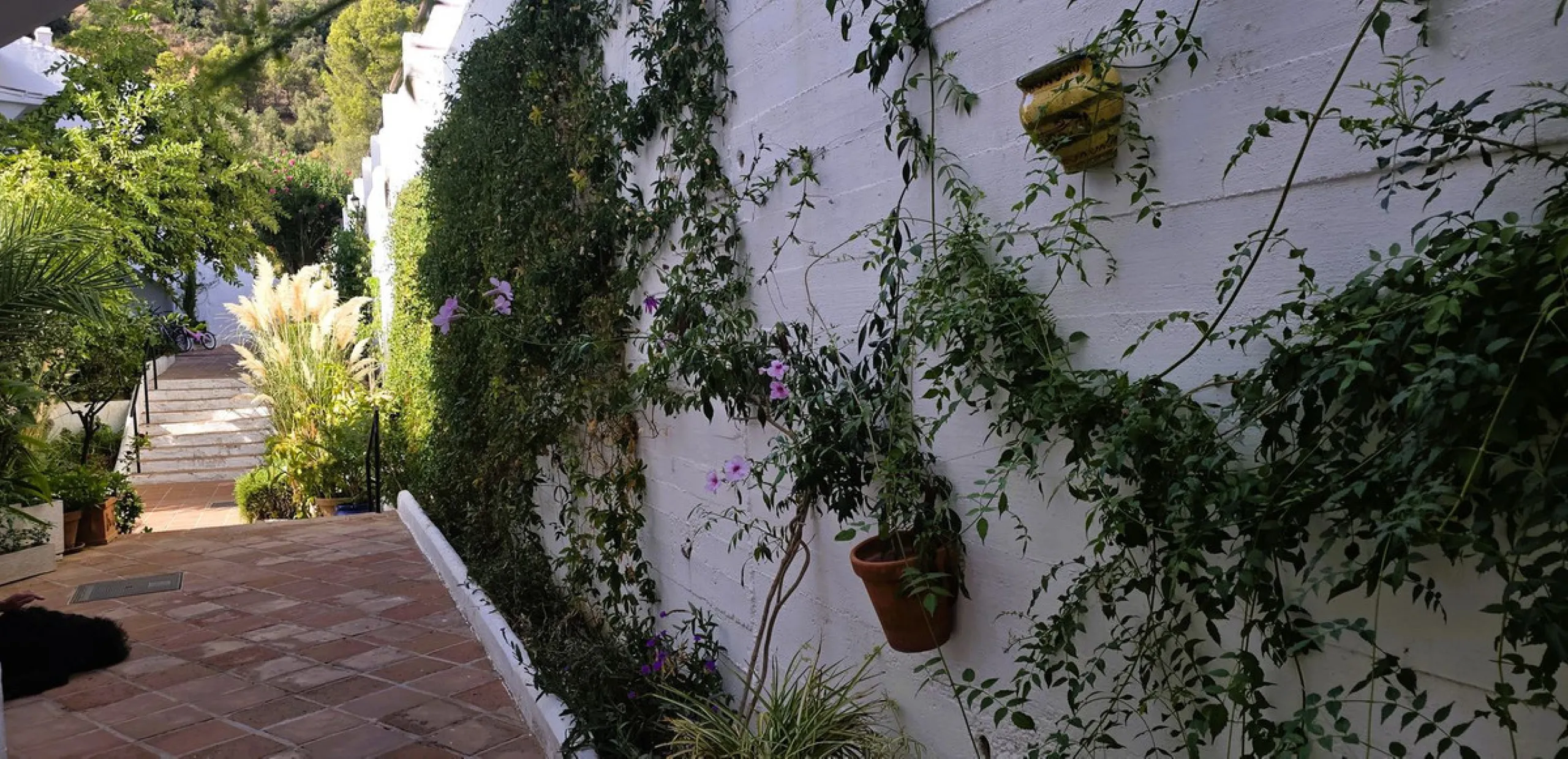Discover this charming townhouse in Los Altos de Los Monteros, one of the most exclusive residential areas in East Marbella. With a south-facing orientation offering panoramic views of Marbella Bay, this property combines elegance, natural light, and an i