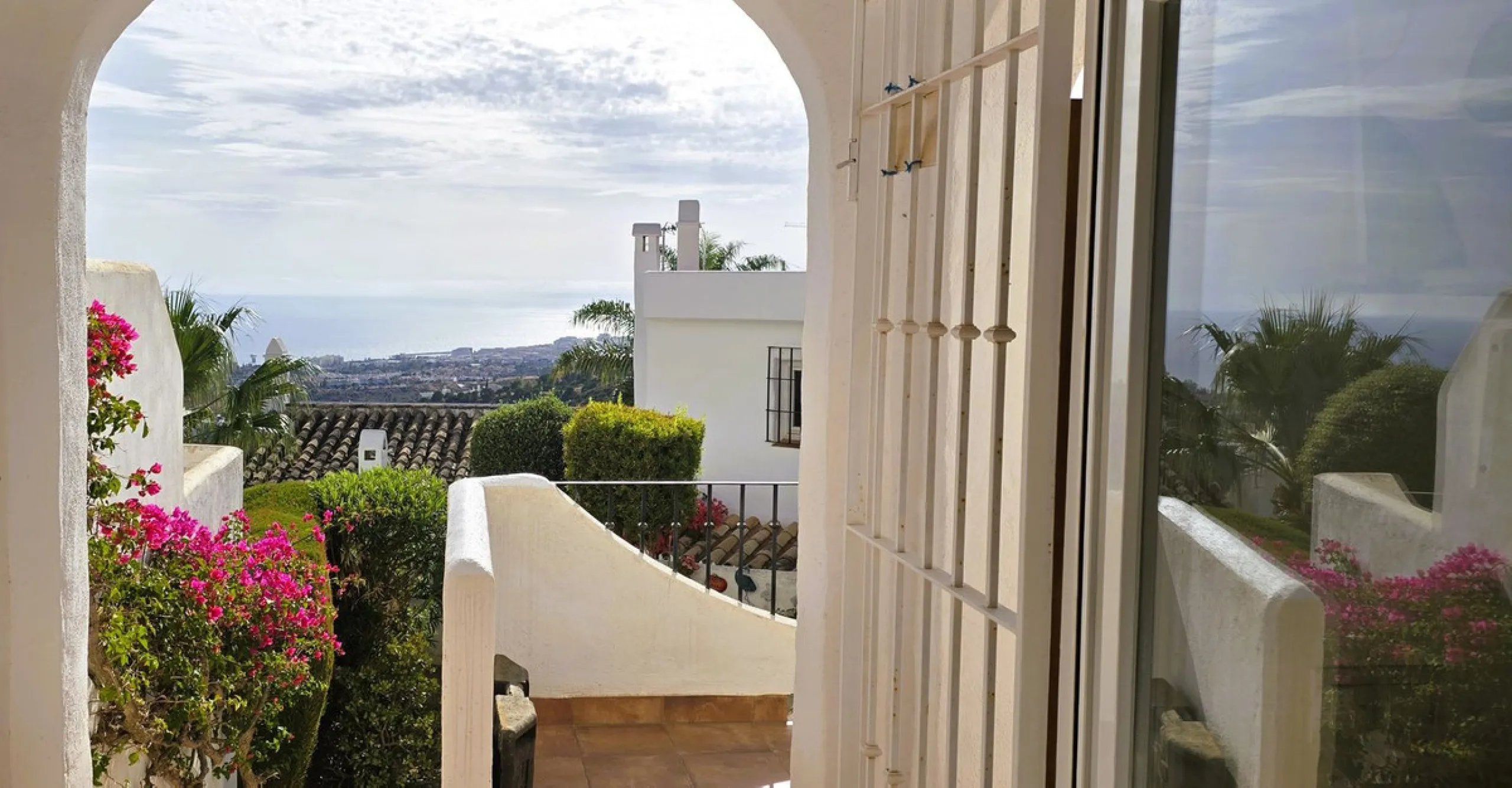 Discover this charming townhouse in Los Altos de Los Monteros, one of the most exclusive residential areas in East Marbella. With a south-facing orientation offering panoramic views of Marbella Bay, this property combines elegance, natural light, and an i